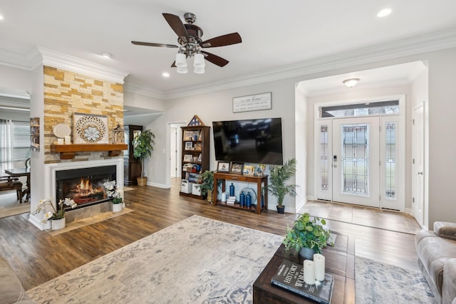 803 Bradford Pl, Murfreesboro, TN 37130 - living area with wood finished floors, a ceiling fan, baseboards, ornamental molding, and recessed lighting