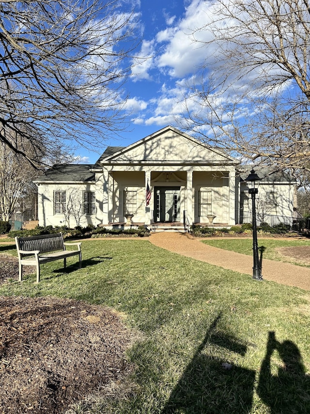 216 Chestnut Hill Dr, Nashville, TN 37215 - view of front of house with a front yard and covered porch