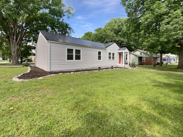 948 Oak St, Lewisburg, TN 37091 - view of front facade featuring metal roof, a front yard, and crawl space