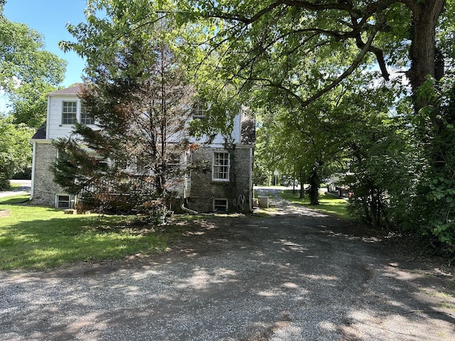 2910 Woodlawn Dr, Nashville, TN 37215 - view of side of home featuring a yard and driveway