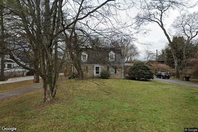 2910 Woodlawn Dr, Nashville, TN 37215 - view of front facade with a front yard and driveway