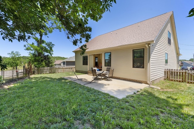 3021 Cambridge Ct, Lewisburg, TN 37091 - back of property featuring a patio