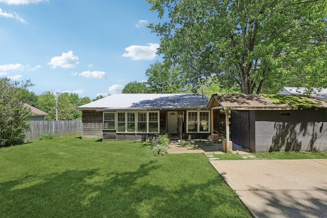 102 Nall Ave, Centerville, TN 37033 - back of property with a sunroom