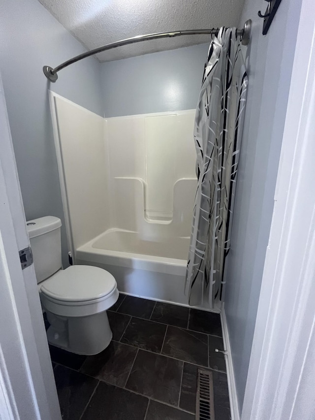 924 Granny White Rd, Clarksville, TN 37040 - bathroom featuring toilet, a textured ceiling, and shower / bath combo