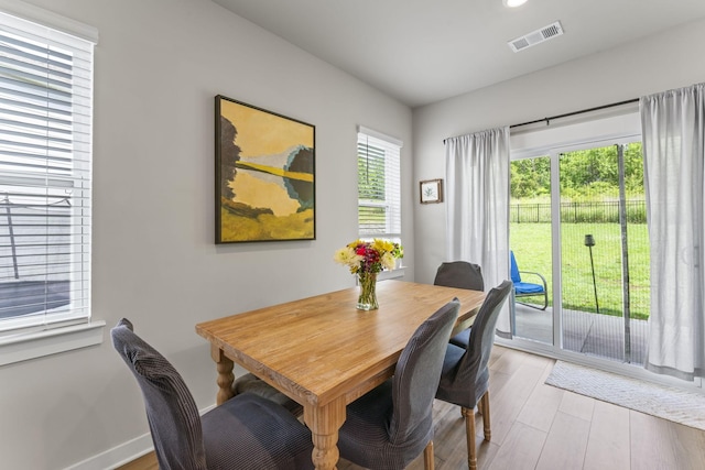360 Gulfstream Dr, Gallatin, TN 37066 - dining area with light wood-style flooring, baseboards, and recessed lighting