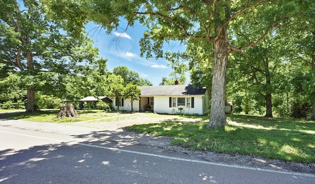 3148 Rawlings Rd, Woodlawn, TN 37191 - ranch-style house with a front lawn and a chimney