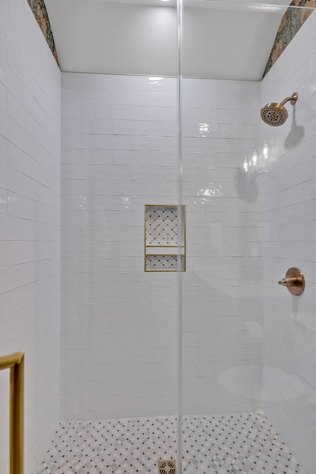 337 Lake Court Dr, Lynchburg, TN 37352 - bathroom featuring a tile shower and vaulted ceiling