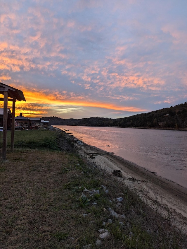 601 Riverfront Dr, Clifton, TN 38425