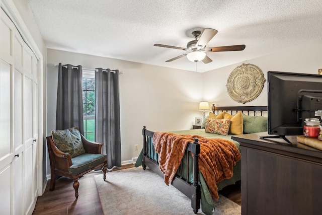 3411 Murphy Ln, Columbia, TN 38401 - bedroom with wood finished floors, a textured ceiling, a ceiling fan, a closet, and baseboards