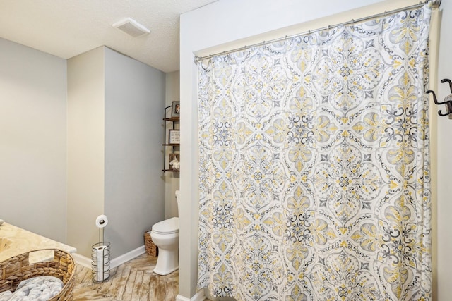 3411 Murphy Ln, Columbia, TN 38401 - bathroom featuring toilet, vanity, baseboards, and a shower with curtain