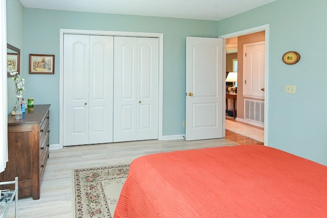 1130 Horse Mountain Rd Unit E, Shelbyville, TN 37160 - bedroom featuring light wood-style floors, a closet, and baseboards