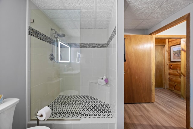 123 Hidden Trl, Dover, TN 37058 - full bath with an ornate ceiling, toilet, a tile shower, and wood finished floors