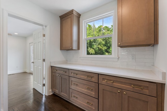 1305 Riverwood Dr, Nashville, TN 37216 - kitchen featuring tasteful backsplash, dark wood-style floors, and baseboards