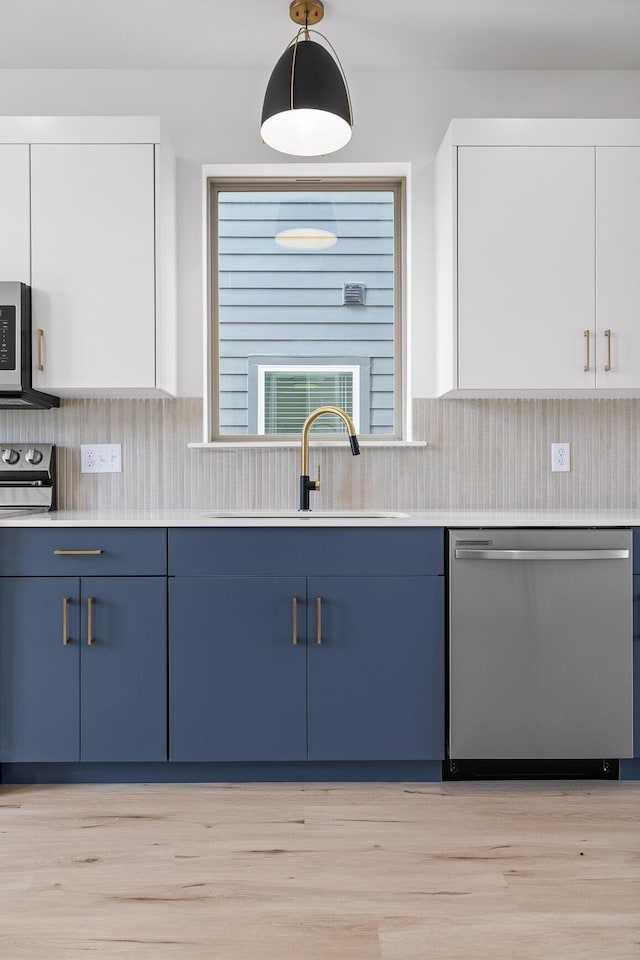 2522 E 18th St, Chattanooga, TN 37404 - kitchen featuring stainless steel appliances, blue cabinetry, a sink, and light countertops
