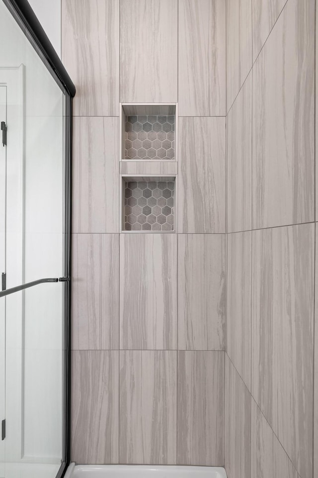 2522 E 18th St, Chattanooga, TN 37404 - full bathroom featuring a shower with shower door