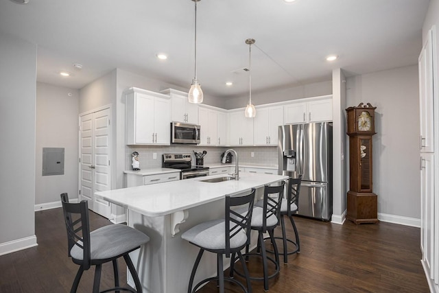 1901 Shadow Green Dr Unit 303, Franklin, TN 37064 - kitchen featuring stainless steel appliances, a sink, baseboards, light countertops, and a kitchen breakfast bar