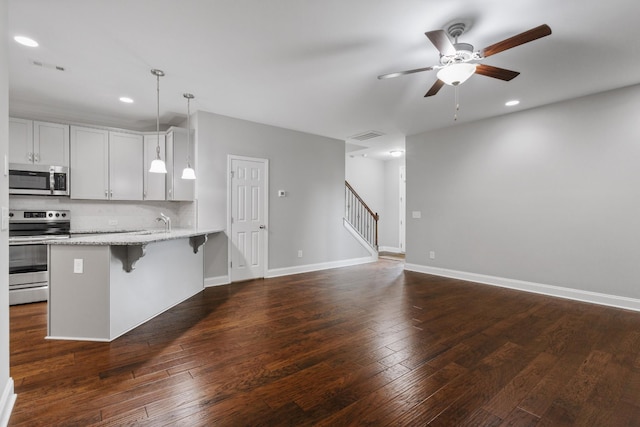 369 Carriage House Ln Unit L509, Hendersonville, TN 37075 - kitchen with appliances with stainless steel finishes, a ceiling fan, a breakfast bar area, a peninsula, and recessed lighting
