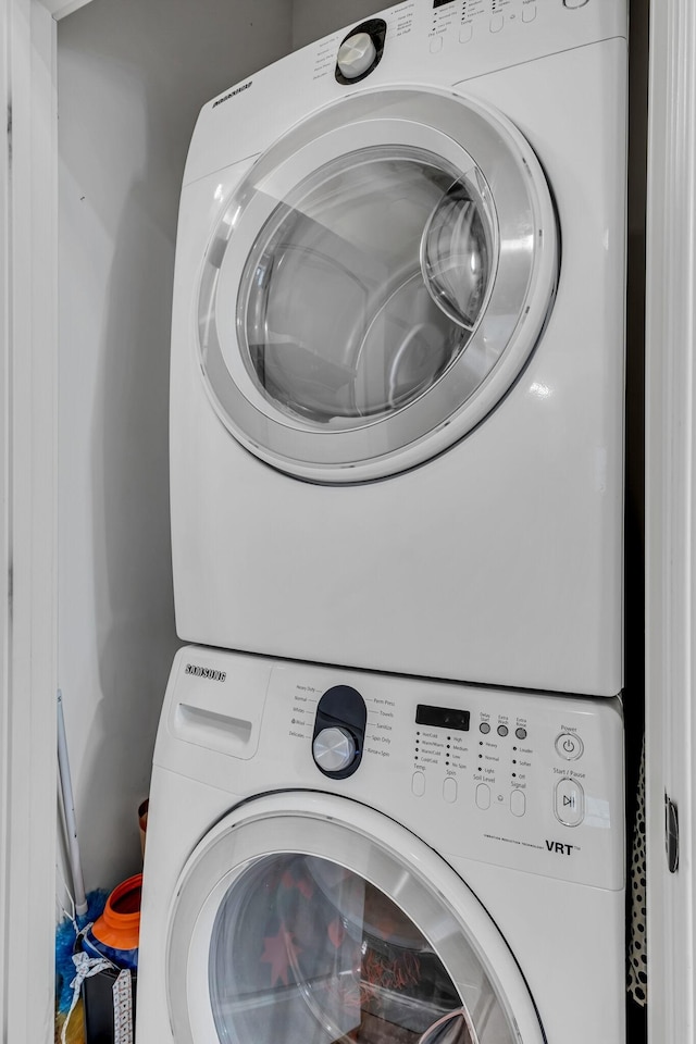 1120 Natchez Valley Ln, Franklin, TN 37064 - laundry area featuring stacked washer / drying machine