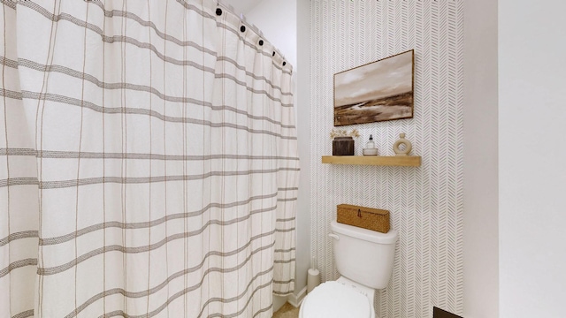 6614 Floral Ct, Murfreesboro, TN 37128 - full bathroom with toilet, wallpapered walls, and a shower with shower curtain