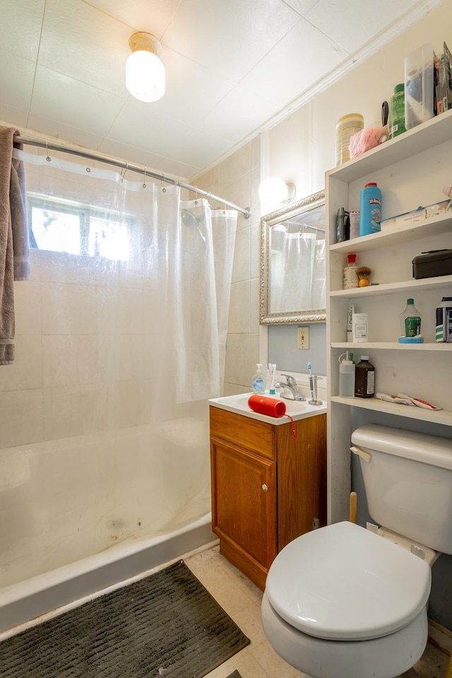 119 Westbrook Ave, Soddy Daisy, TN 37379 - full bathroom featuring toilet, a shower with shower curtain, vanity, and crown molding
