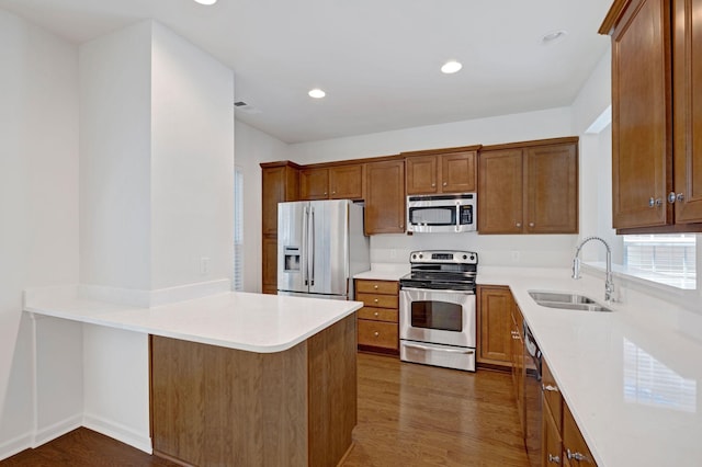 347 Blockade Ln, Mount Juliet, TN 37122 - kitchen with stainless steel appliances, a sink, a peninsula, dark wood-style floors, and recessed lighting