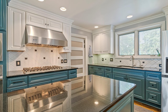 1135 Riverwood Dr, Nashville, TN 37216 - kitchen featuring under cabinet range hood, a sink, stainless steel gas cooktop, white cabinets, and recessed lighting