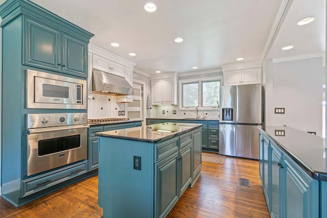 1135 Riverwood Dr, Nashville, TN 37216 - kitchen with appliances with stainless steel finishes, under cabinet range hood, a sink, a kitchen island, and dark countertops
