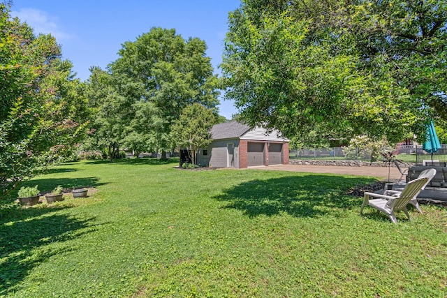 1135 Riverwood Dr, Nashville, TN 37216 - view of yard featuring a detached garage and an outdoor structure