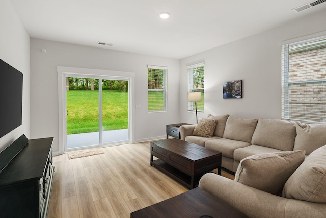 503 Gingerwood Ln, Hendersonville, TN 37075 - living area featuring healthy amount of natural light, light wood finished floors, baseboards, and recessed lighting