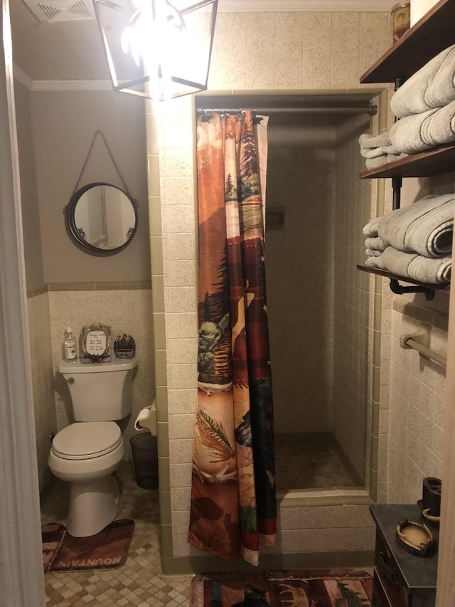 470 Askin Ln, Baxter, TN 38544 - full bath with a stall shower, toilet, tile walls, and wainscoting