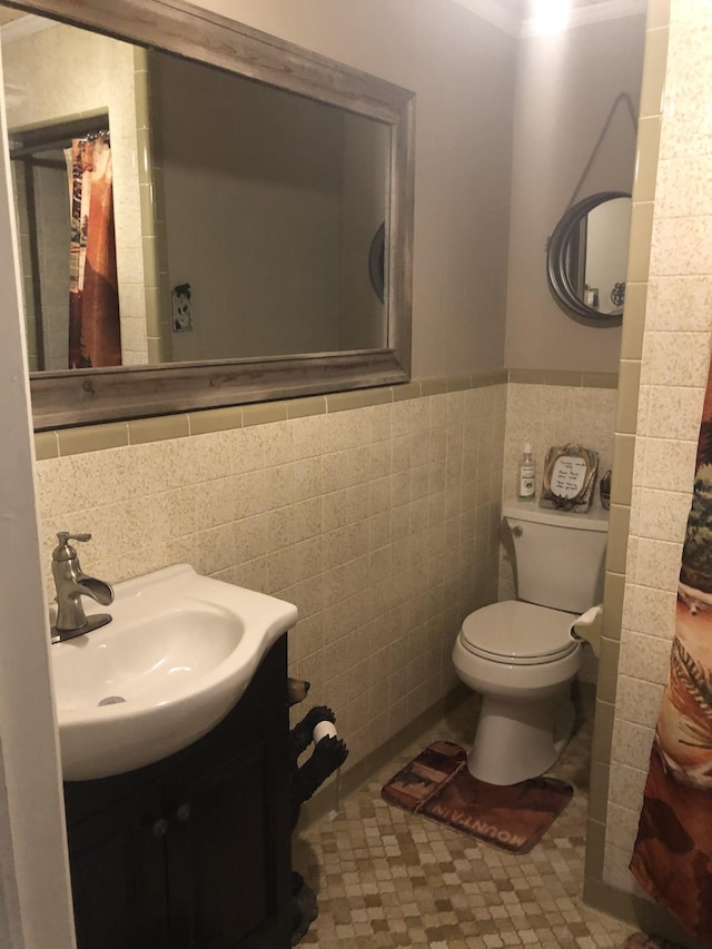 470 Askin Ln, Baxter, TN 38544 - full bath featuring tile walls, toilet, wainscoting, and vanity