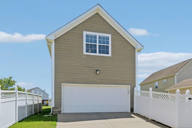 3511 Blaze Dr, Murfreesboro, TN 37128 - garage featuring driveway