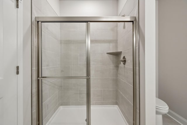 126 Cades Blf, Lebanon, TN 37087 - full bath featuring a stall shower, toilet, and baseboards