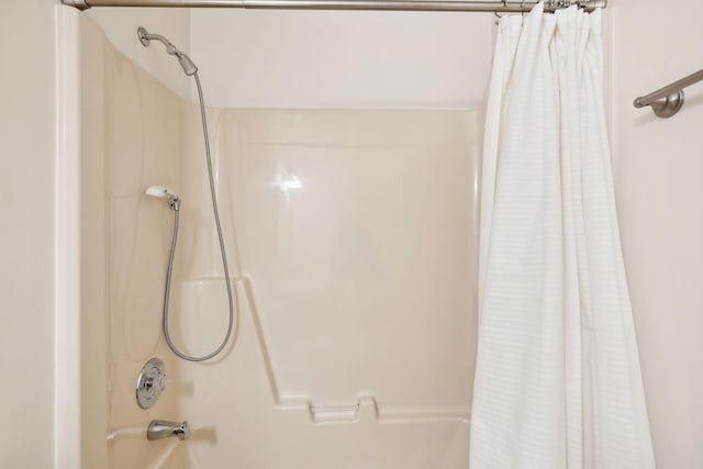 4348 Oakcrest Ln, Hermitage, TN 37076 - full bathroom featuring shower / tub combo with curtain