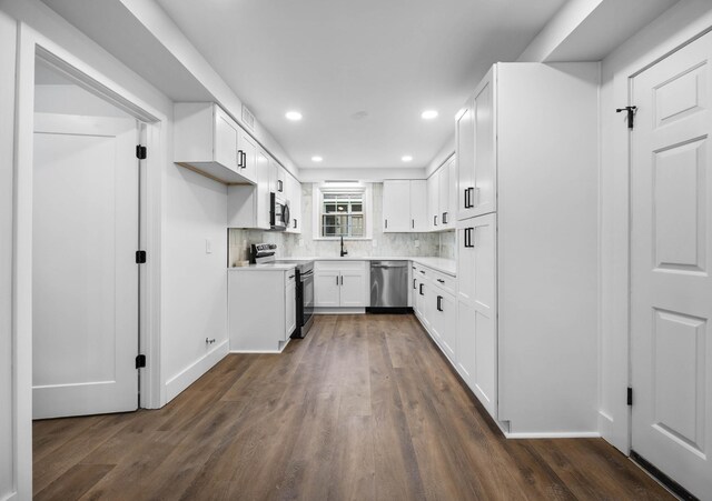 176 Kirby Dr, Clarksville, TN 37042 - kitchen with stainless steel appliances, dark wood finished floors, a sink, baseboards, and recessed lighting