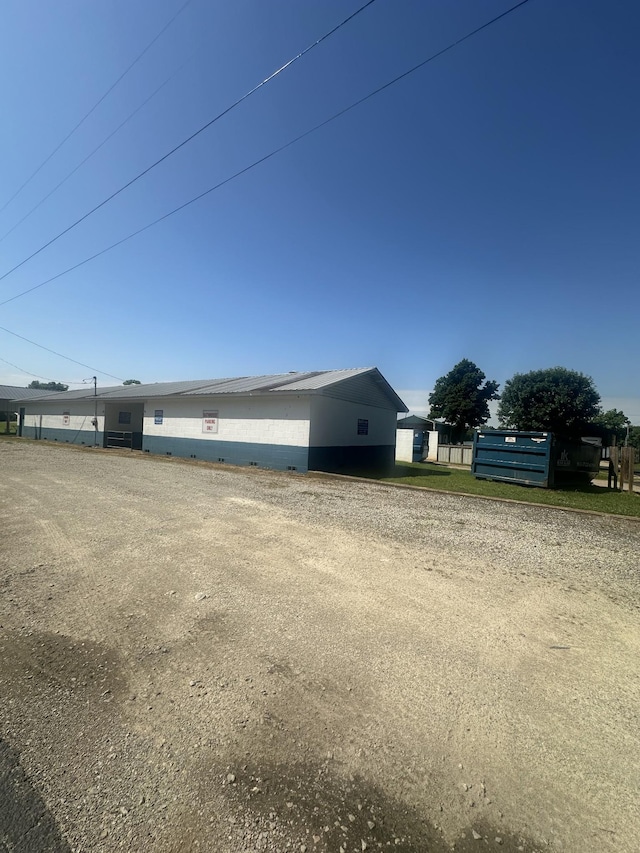 639 River Rd, Clifton, TN 38425