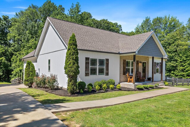 600 S Tunnel Rd, Gallatin, TN 37066 - view of front of home featuring roof with shingles and a porch