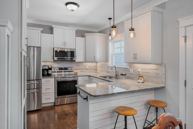 7112 Pepper Tree Cir, Fairview, TN 37062 - kitchen with stainless steel appliances, a sink, a peninsula, light stone counters, and crown molding