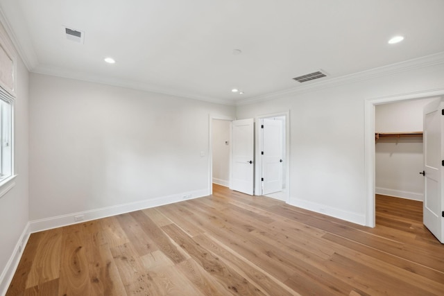 304 Berry Cir, Franklin, TN 37064 - unfurnished bedroom featuring baseboards, ornamental molding, recessed lighting, light wood-style flooring, and a spacious closet