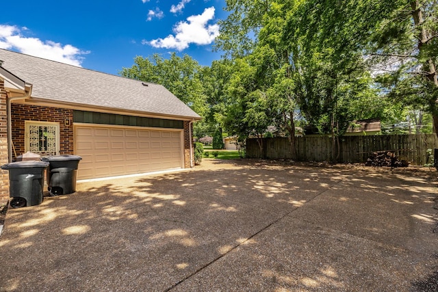 116 Jackson Ln, Hendersonville, TN 37075 - garage with concrete driveway