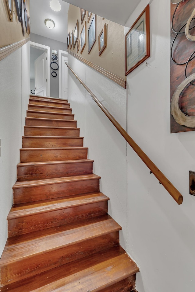 3109 Stokers Ln, Nashville, TN 37218 - view of staircase
