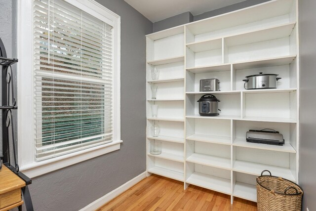 484 E View Dr, Chattanooga, TN 37404 - walk in closet featuring light wood-type flooring