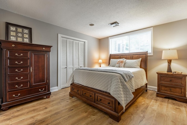 484 E View Dr, Chattanooga, TN 37404 - bedroom featuring light wood-style flooring, baseboards, a textured ceiling, and a closet