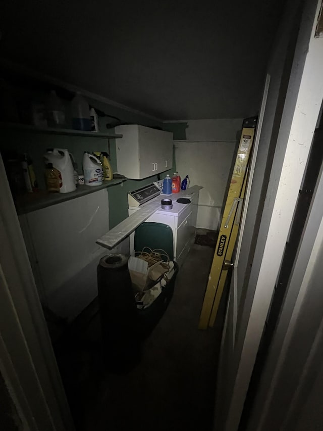1802 Glen Oaks Ln, Dyersburg, TN 38024 - laundry area featuring washing machine and dryer
