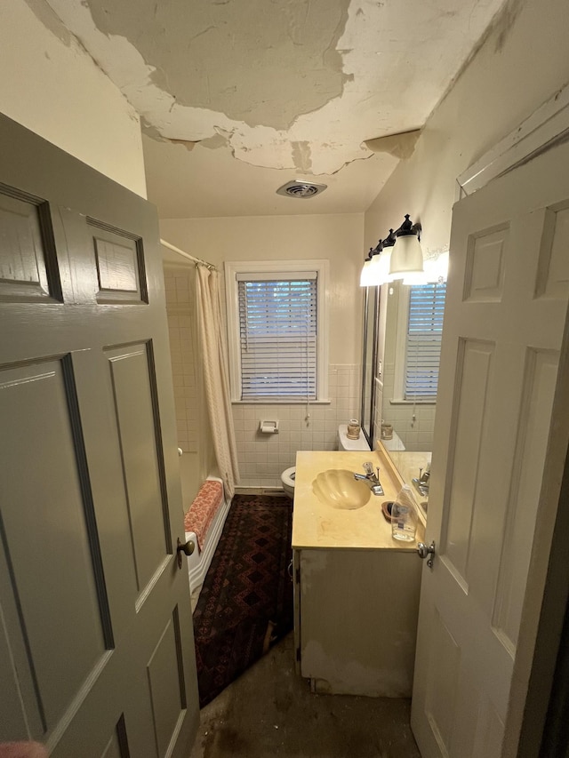 1802 Glen Oaks Ln, Dyersburg, TN 38024 - full bath featuring vanity, toilet, and shower / tub combo
