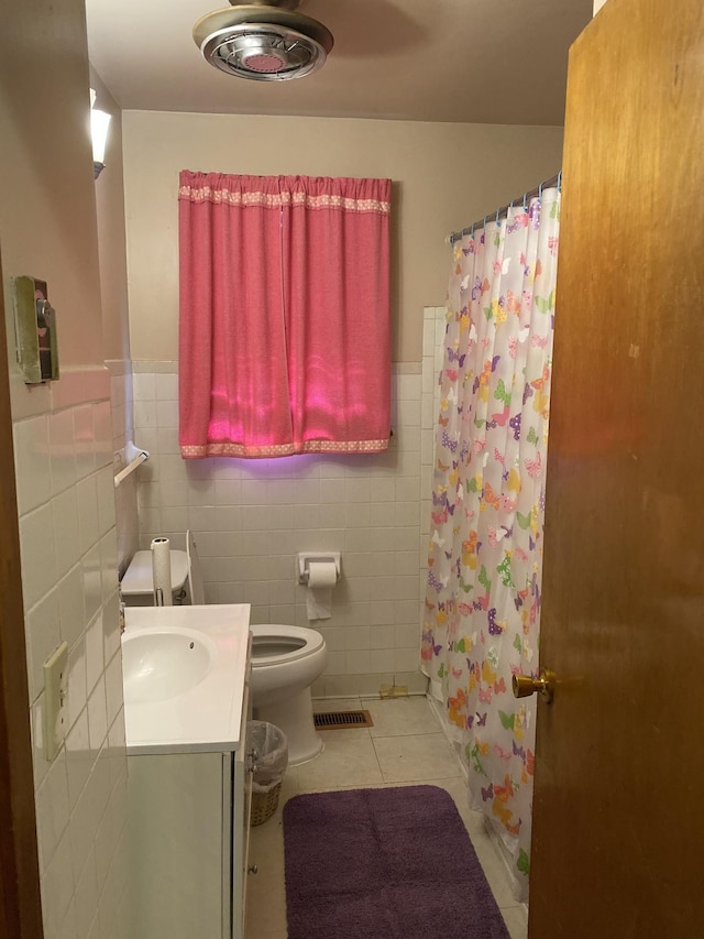915 Wedgewood Ave, Nashville, TN 37203 - full bath featuring tile walls, tile patterned flooring, vanity, toilet, and a shower with shower curtain