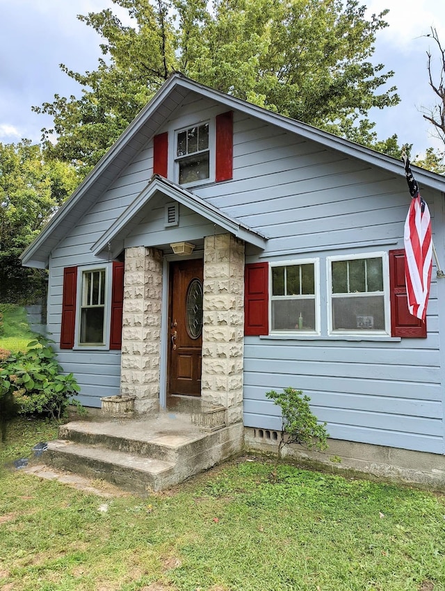962 3rd St, Tracy City, TN 37387 - bungalow-style house with a front yard