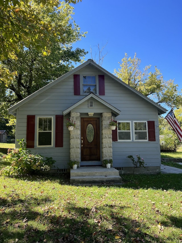 962 3rd St, Tracy City, TN 37387 - bungalow-style house featuring a front lawn