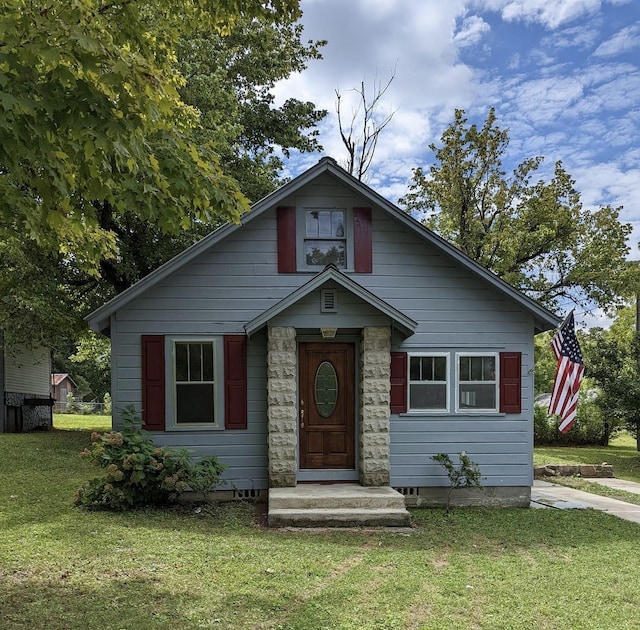 962 3rd St, Tracy City, TN 37387 - bungalow-style home featuring a front yard