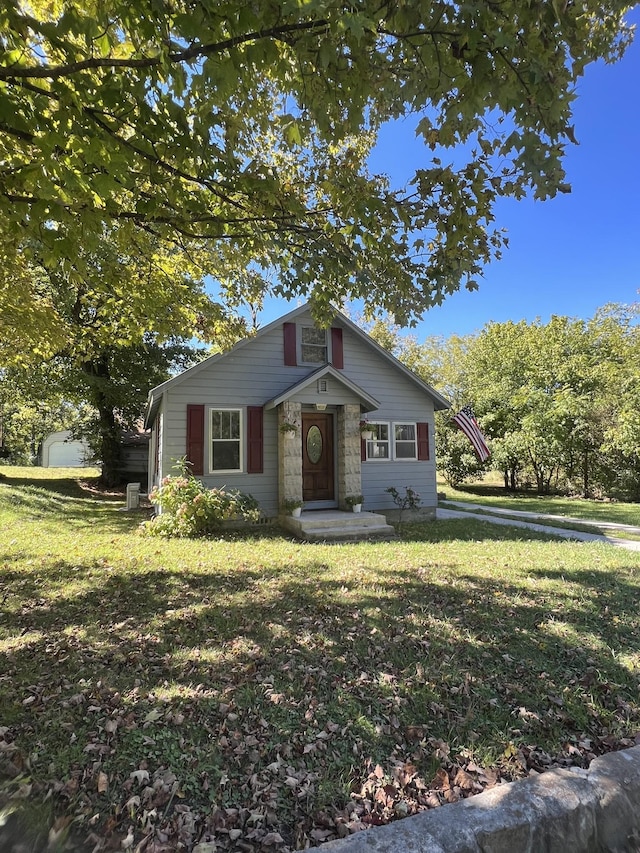 962 3rd St, Tracy City, TN 37387 - bungalow featuring a front lawn